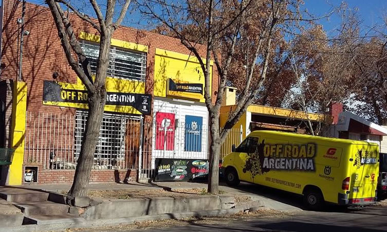 CARTELES PUBLICITARIOS, PLOTEADO VEHICULAR Y LA AMBIENTACIÓN DEL LOCAL COMERCIAL