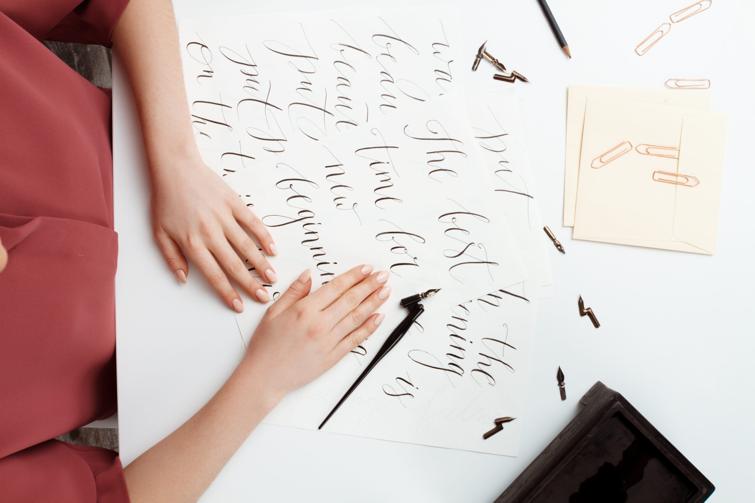Girl writing calligraphy on postcards. Art design. Above. experiencia de usuario